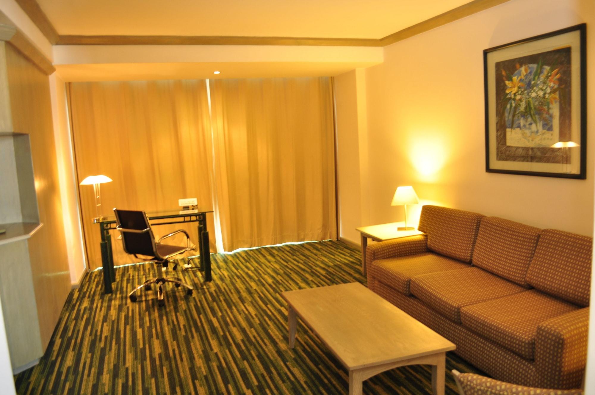 래디슨 파라이소 호텔 멕시코 시티 외부 사진 A living room in a typical hotel suite