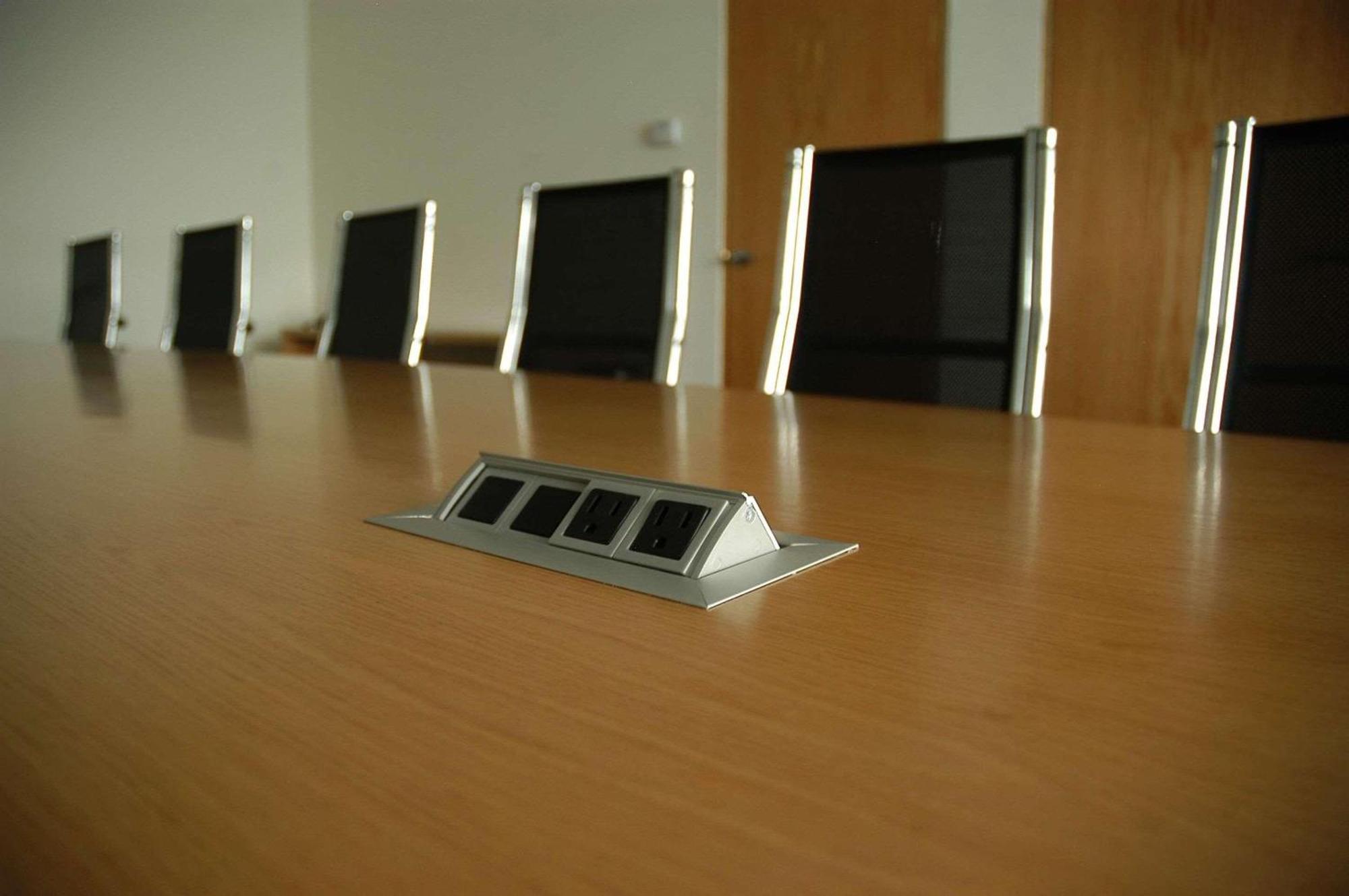 래디슨 파라이소 호텔 멕시코 시티 외부 사진 A table-mounted power strip