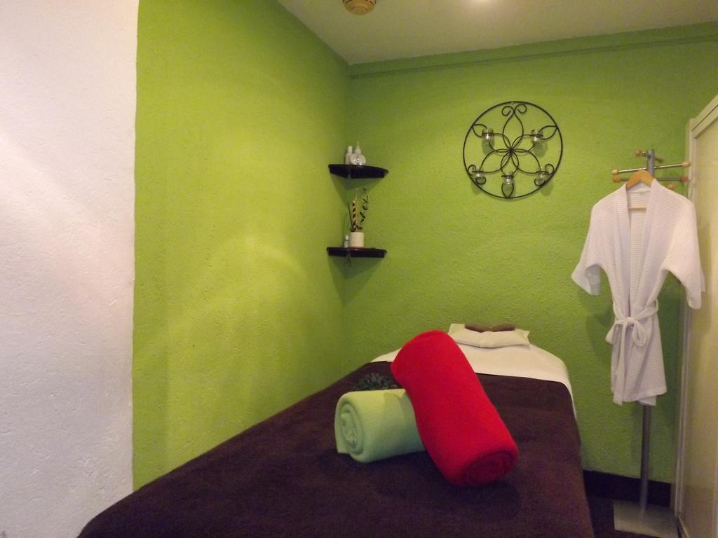래디슨 파라이소 호텔 멕시코 시티 외부 사진 A massage room at a spa