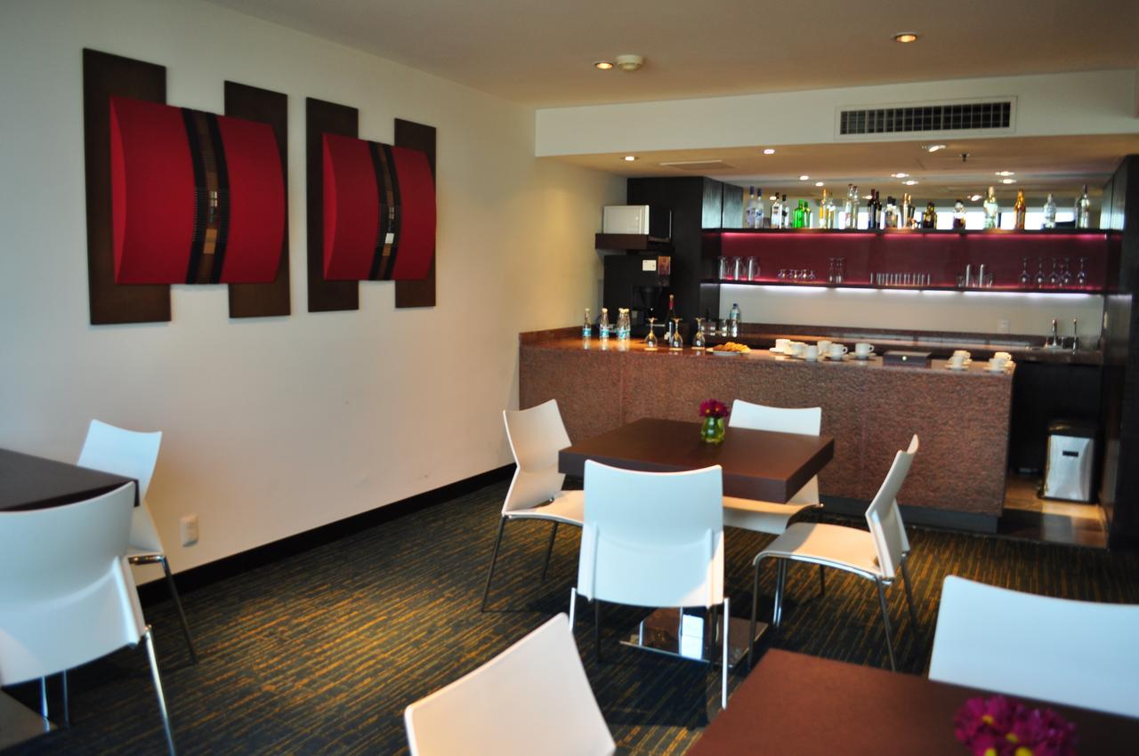 래디슨 파라이소 호텔 멕시코 시티 외부 사진 The lounge at the airport